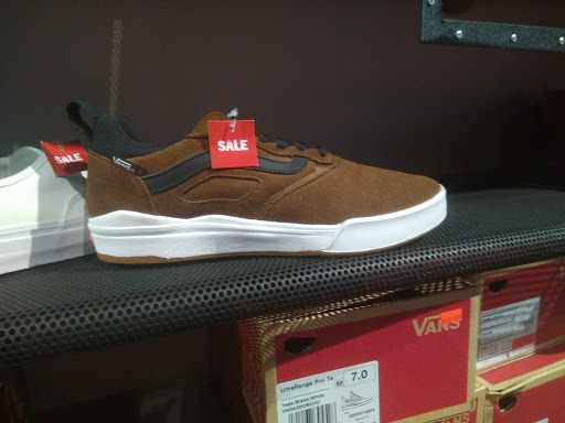 Shoe Store «Vans», reviews and photos, 13000 Folsom Blvd #403, Folsom, CA 95630, USA
