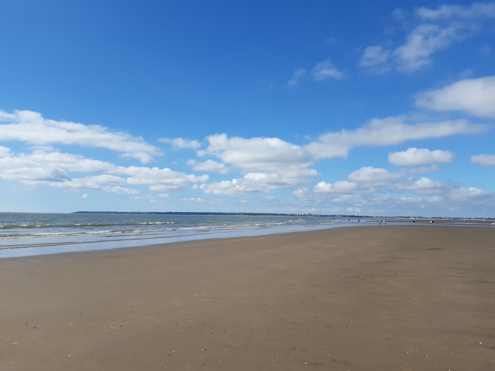 Foto de Rochelets beach com água turquesa superfície