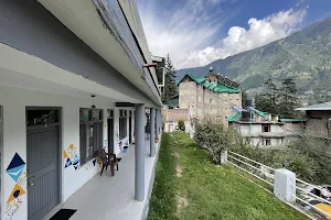 Young Monk Hostel & Cafe Old Manali image