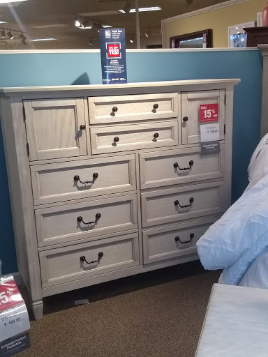 Furniture Store «Art Van Furniture - Muskegon», reviews and photos, 630 Seminole Rd, Muskegon, MI 49441, USA