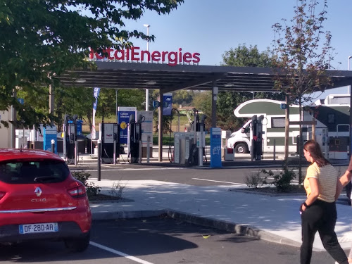 Borne de recharge de véhicules électriques TotalEnergies Charging Station Saint-André-de-Cubzac