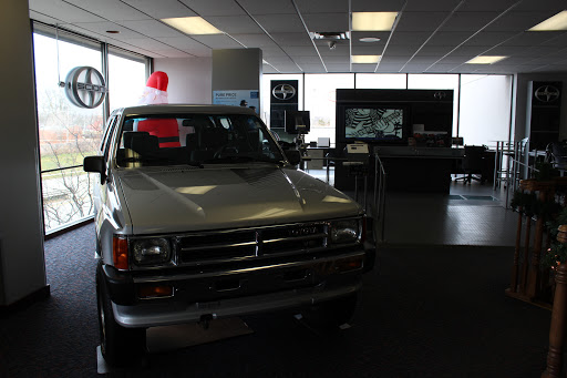 Car Dealer «LaFontaine Toyota», reviews and photos, 2027 S Telegraph Rd, Dearborn, MI 48124, USA