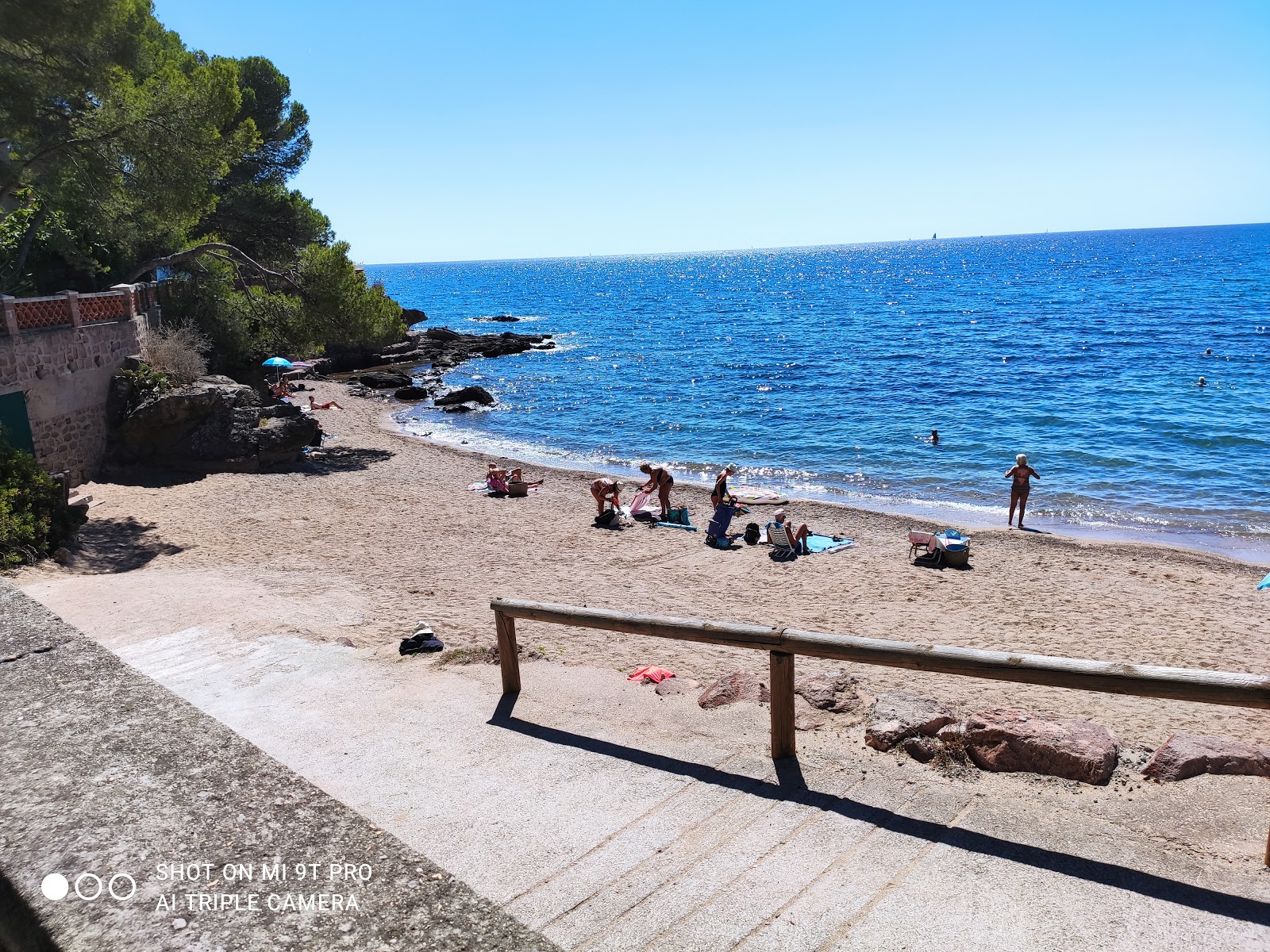 Valokuva Plage d'Aigue Bonneista. pinnalla pieniä beige-soraa:n kanssa