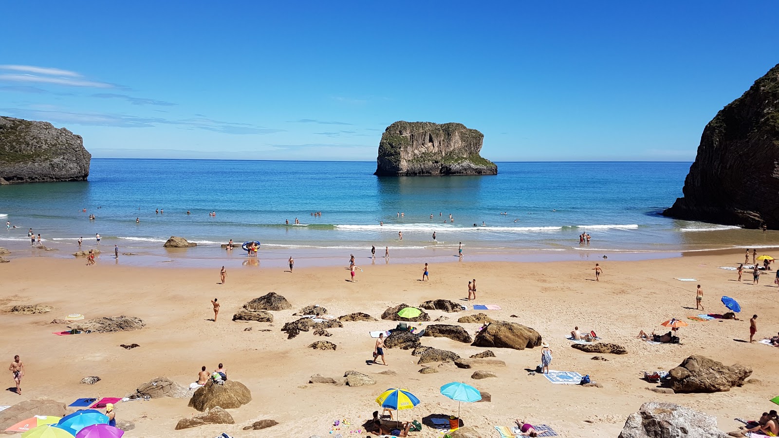 Playa de Ballota'in fotoğrafı parlak kum yüzey ile