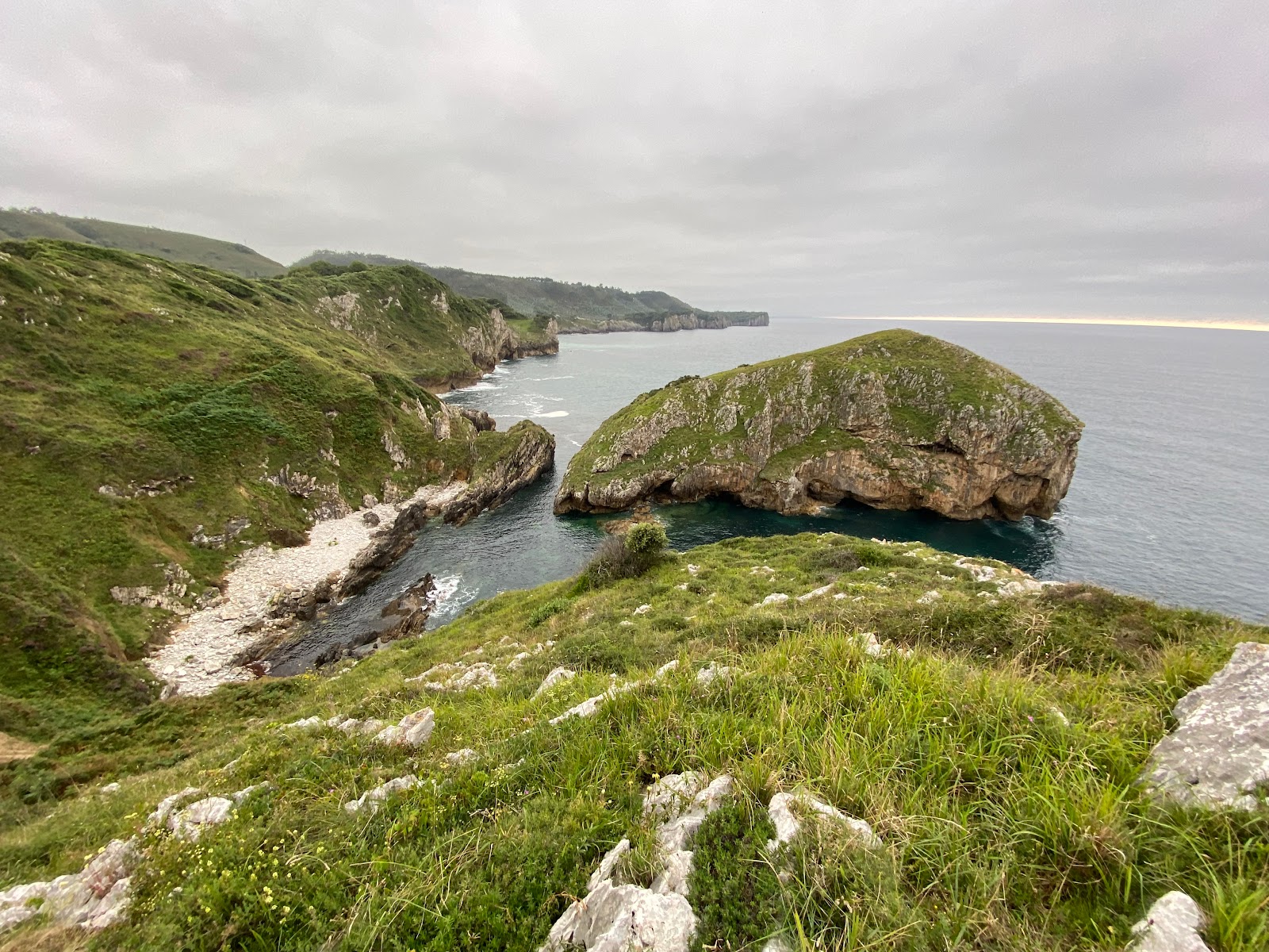 Playa de Pechon的照片 带有岩石覆盖表面
