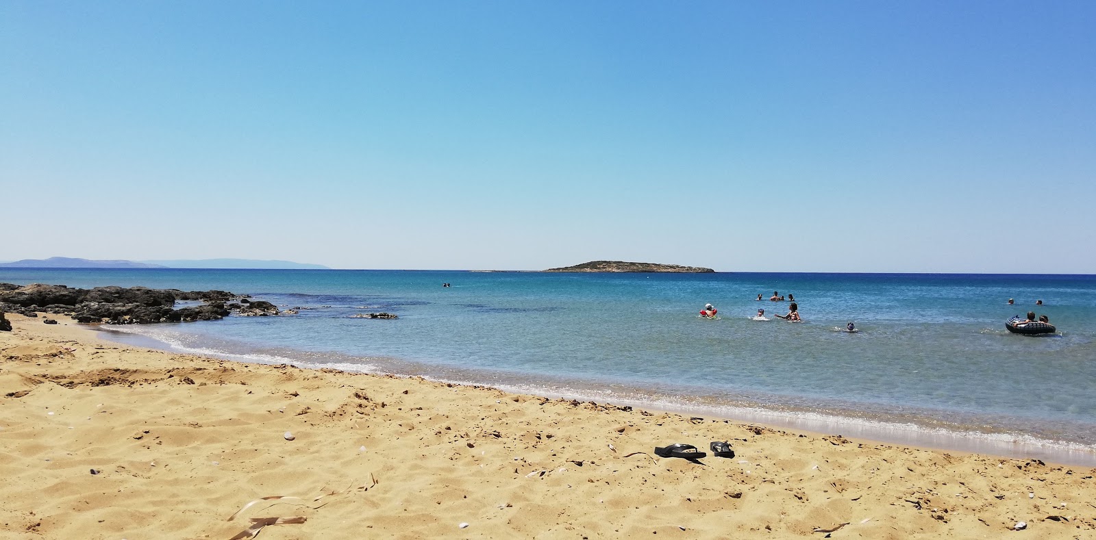 Foto de Panaritis beach II com areia fina e brilhante superfície