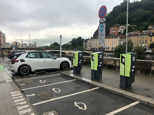 Borne de recharge de véhicules électriques Grenoble-Alpes Métropole Charging Station Grenoble