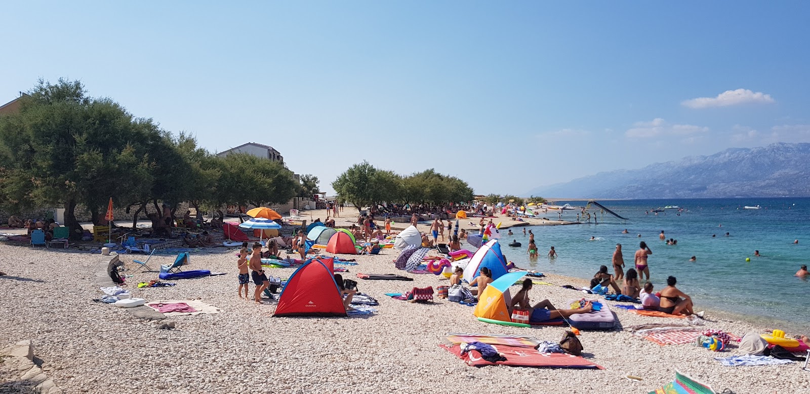 Photo de Plaza Razanac protégé par des falaises