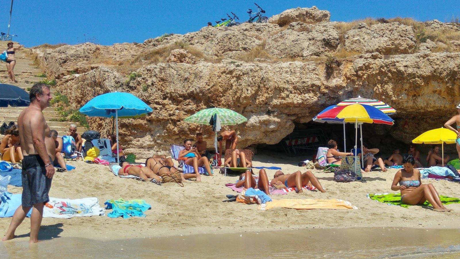 Grotta della Cala Tre Buchi'in fotoğrafı - Çocuklu aile gezginleri için önerilir