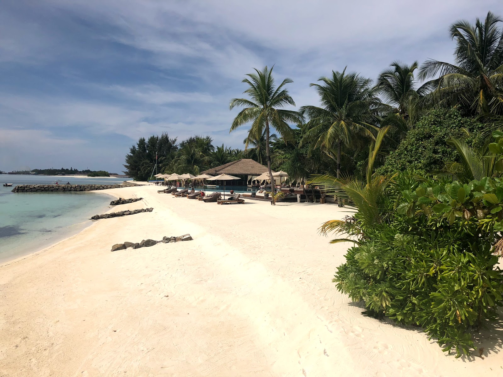 Valokuva Falhumaafushi Resort Beachista. pinnalla turkoosi puhdas vesi:n kanssa