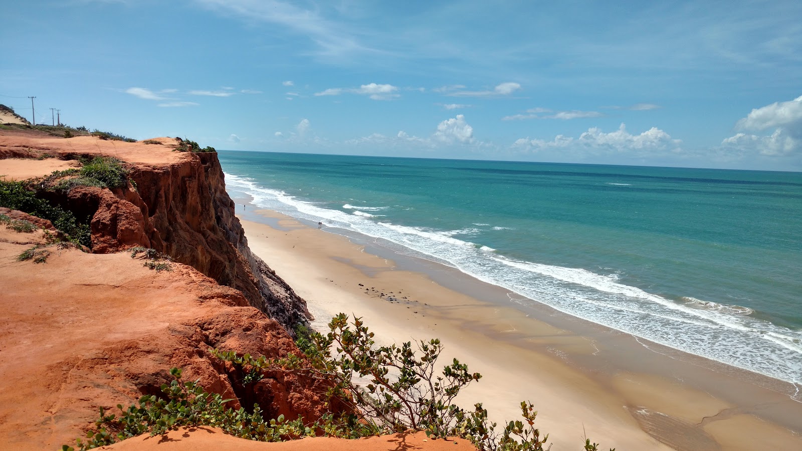 Foto von Enseada do Madeiro von Klippen umgeben