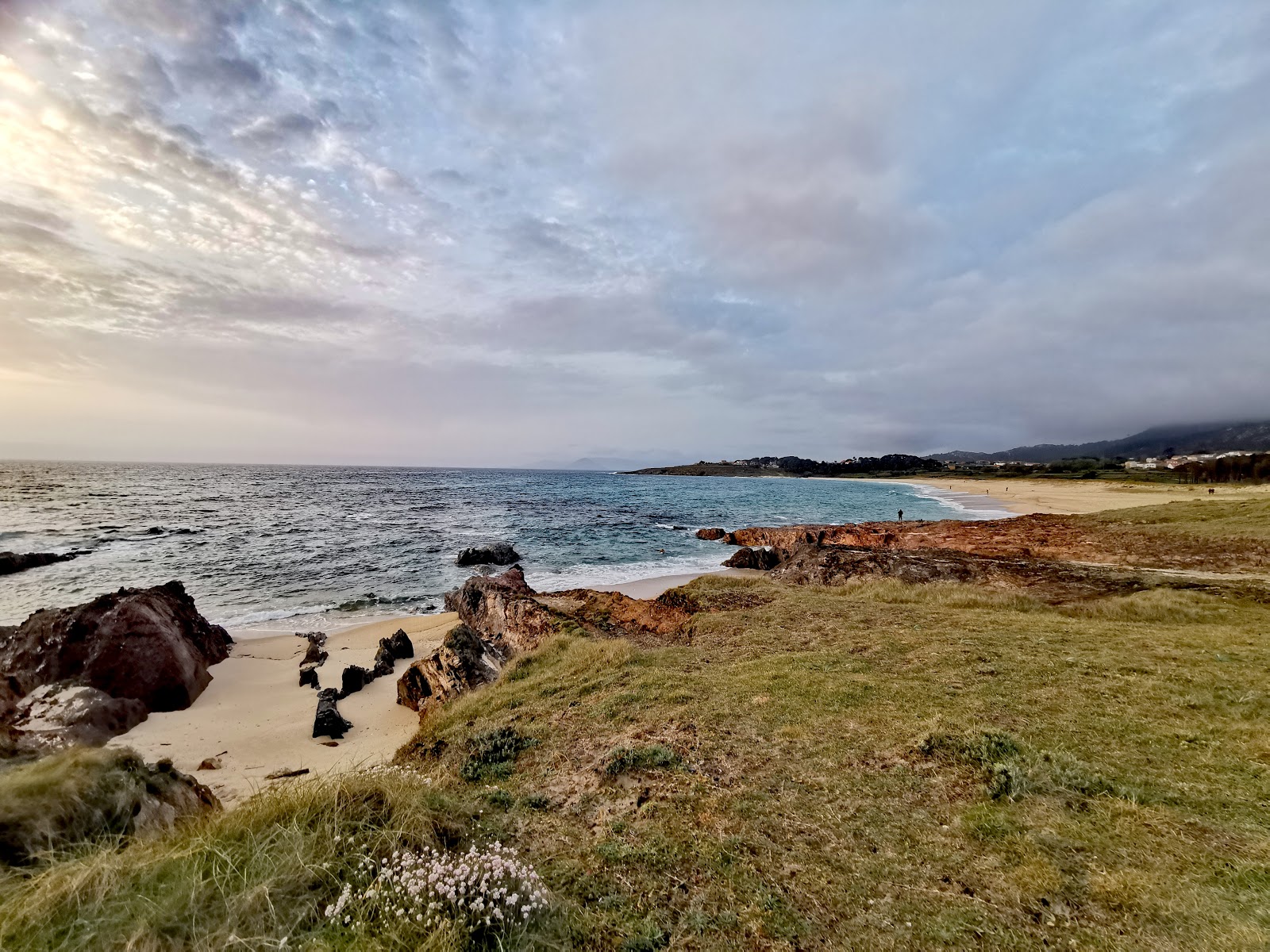 Foto di Praia das Furnas con una superficie del sabbia beige fine