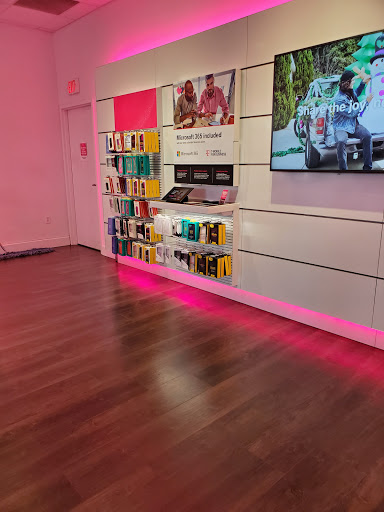 Cell Phone Store «T-Mobile», reviews and photos, 1745 County Road B2 W, Roseville, MN 55113, USA