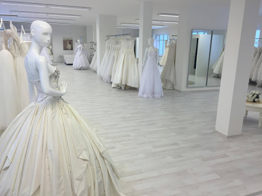 Stores to buy women's ceremony dresses Prague