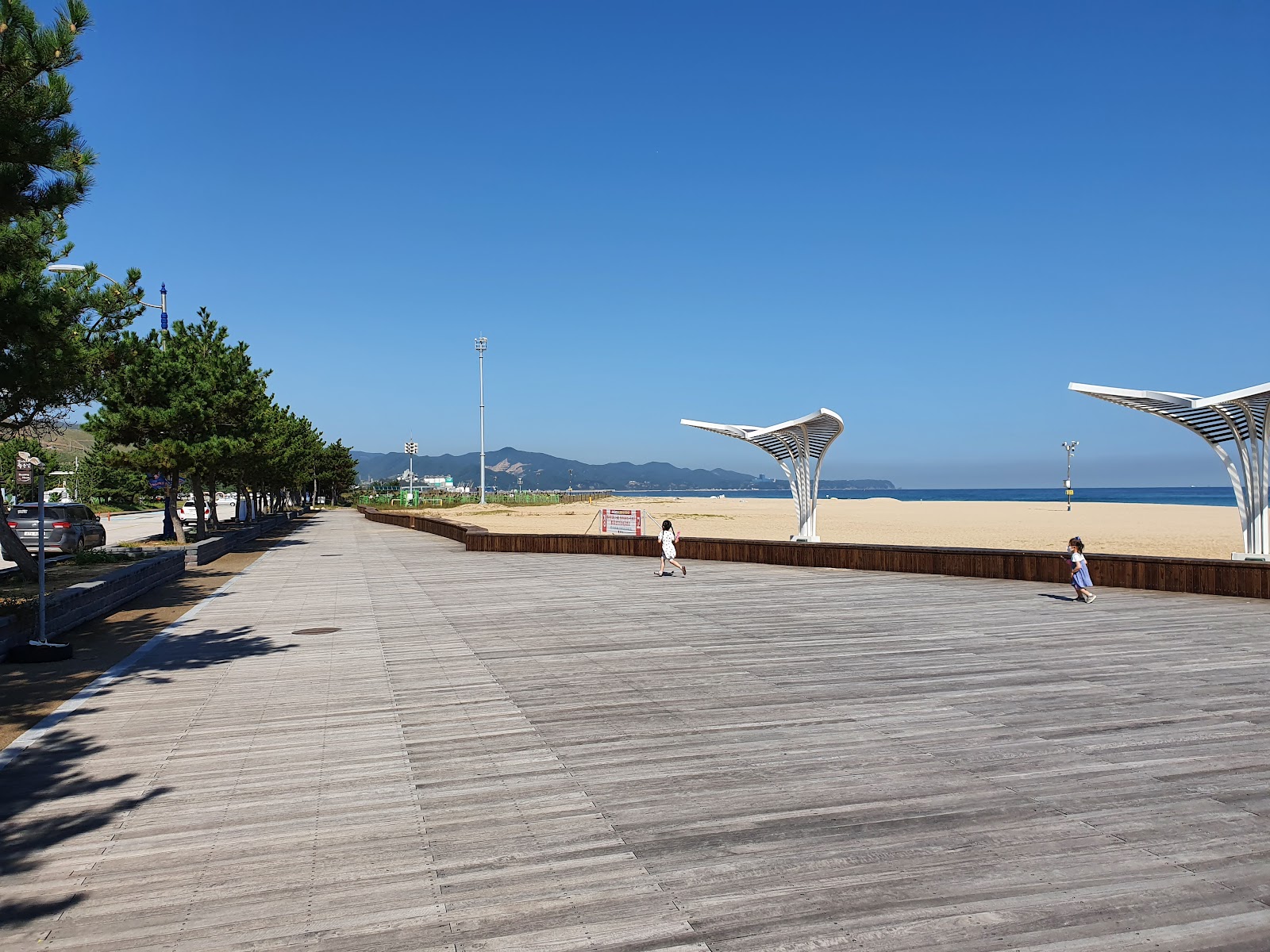 Fotografie cu Mangsang Beach zonele de facilități