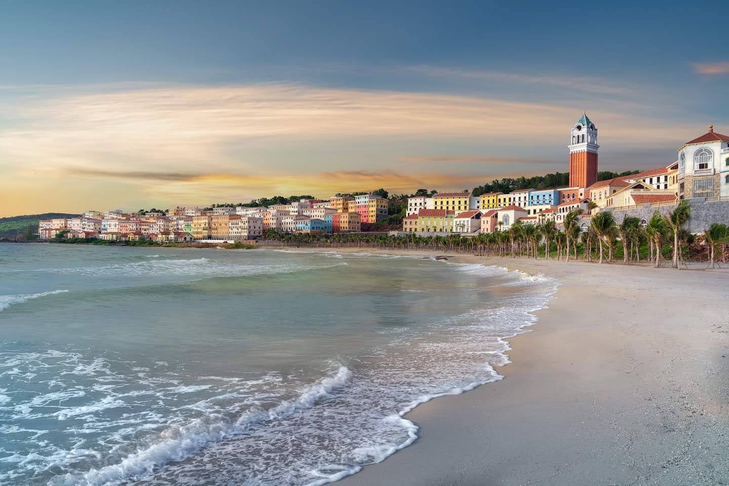 Foto van Central Village beach met turquoise puur water oppervlakte