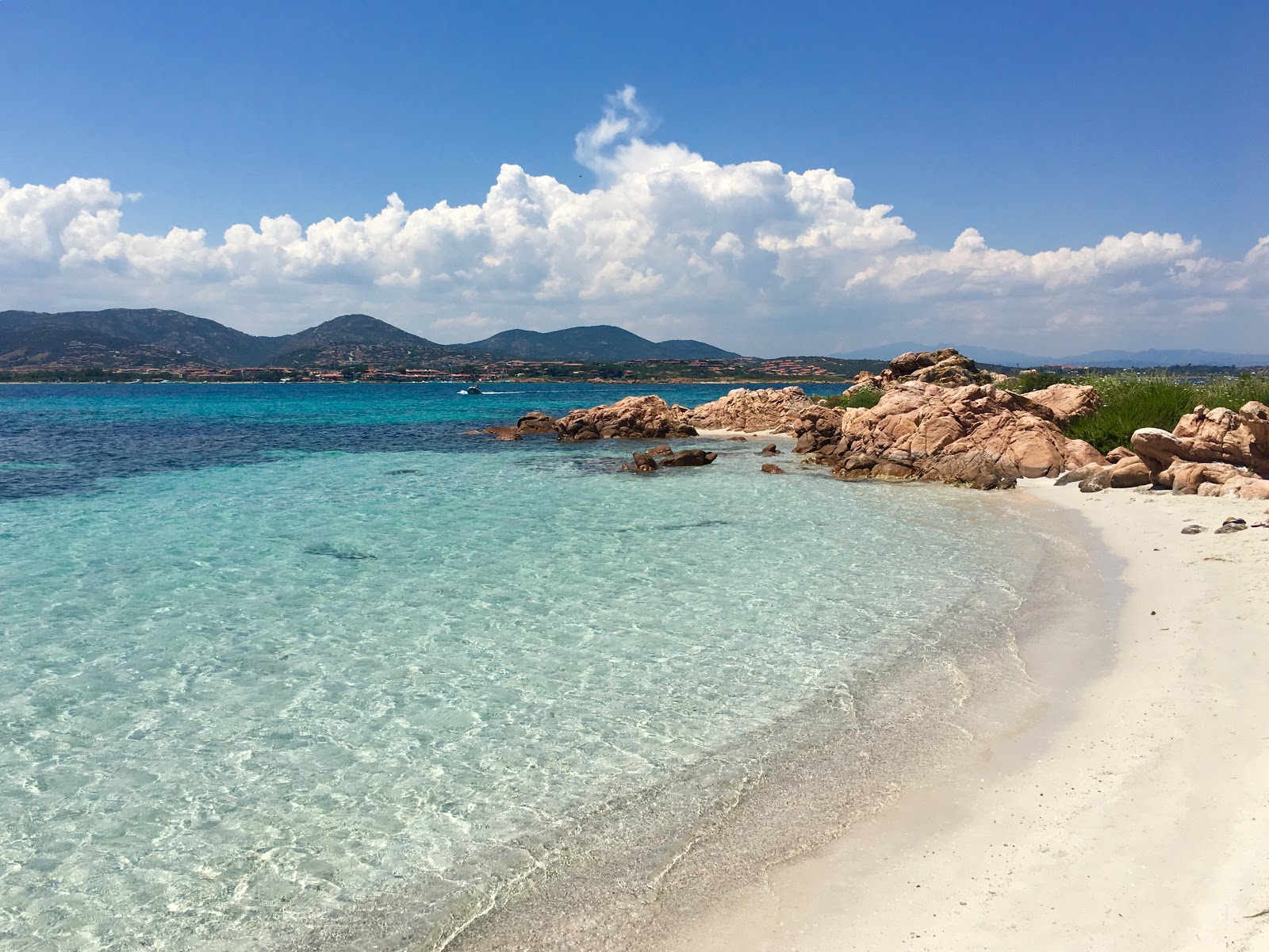 Foto af Spiaggia dell'Isola Piana med blåt rent vand overflade