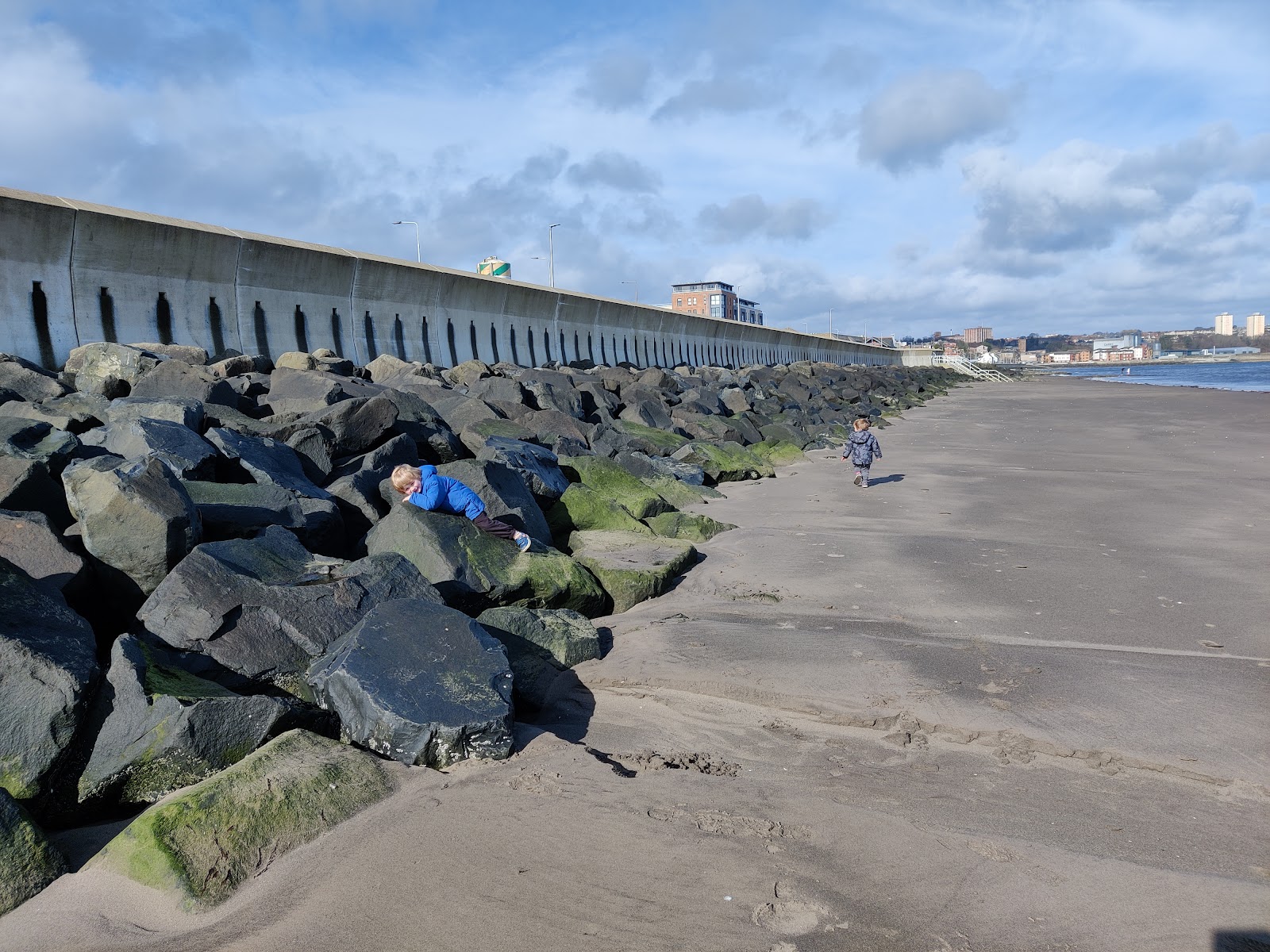 Foto av Kirkcaldy Beach med hög nivå av renlighet