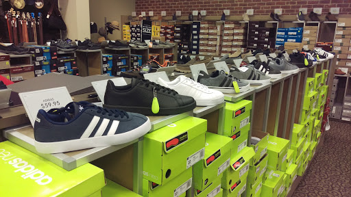 Shoe Store «DSW Designer Shoe Warehouse», reviews and photos, 15600 E Briarwood Cir, Aurora, CO 80016, USA