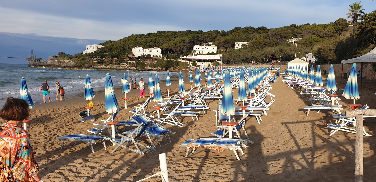 Foto de Spiaggia di Bescile con agua cristalina superficie