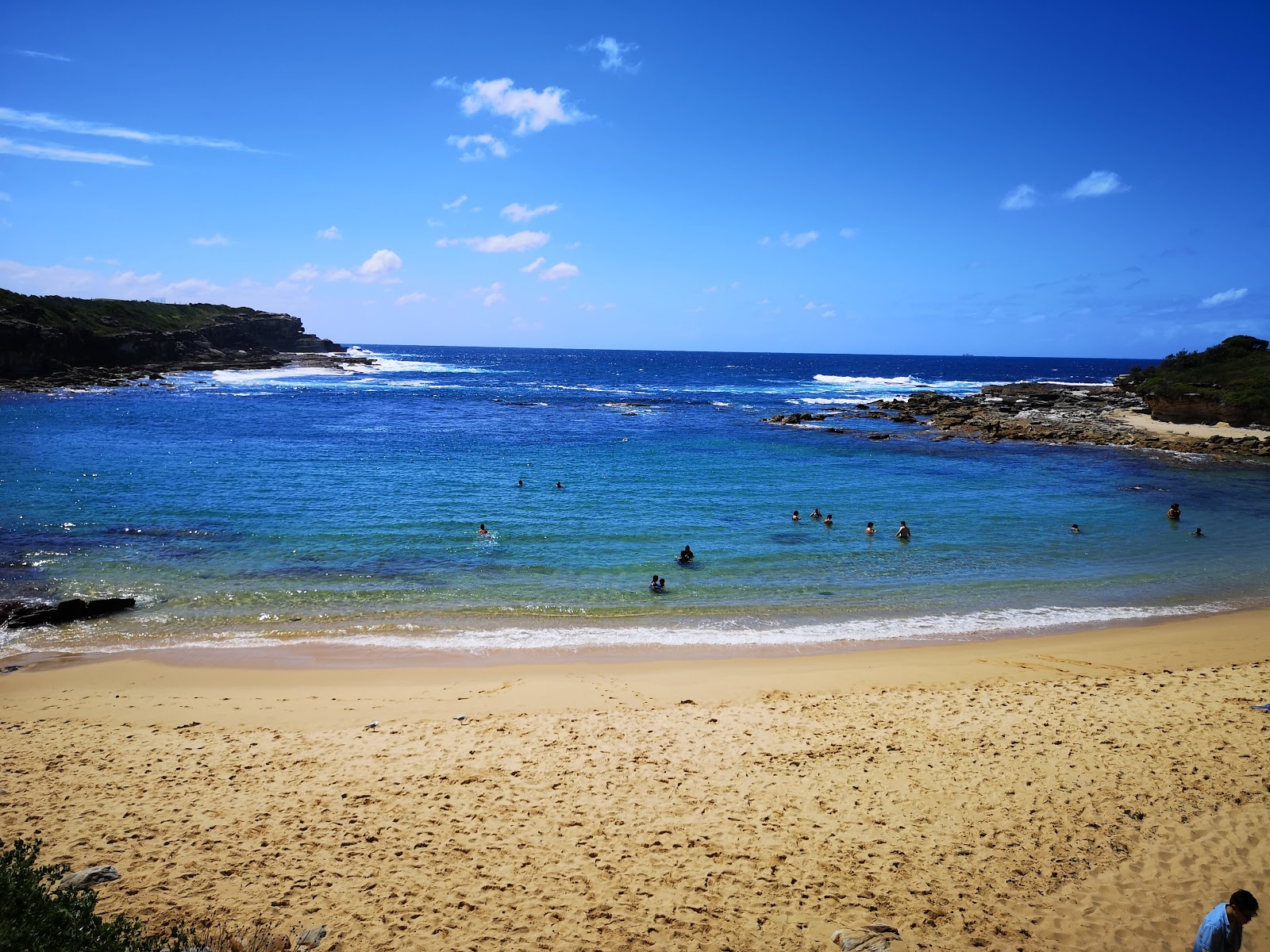 Foto von Little Bay Beach mit beiger sand Oberfläche