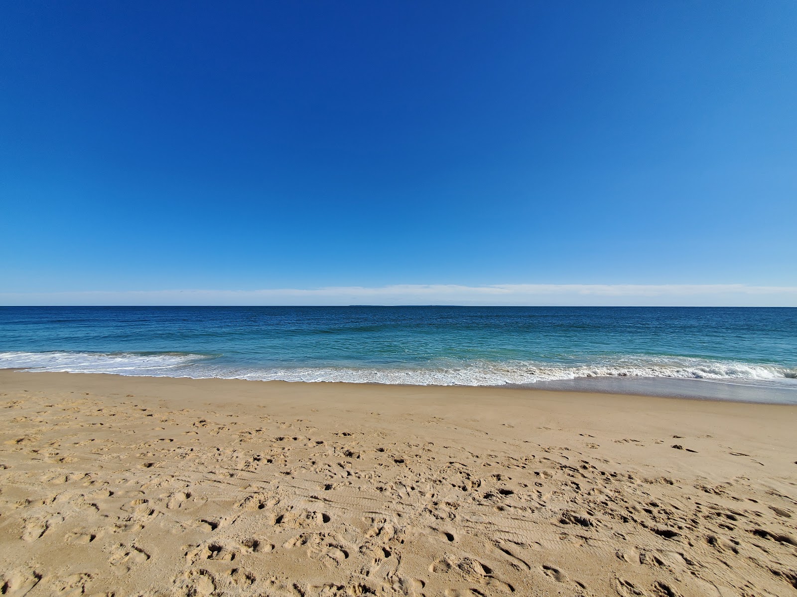 Foto av Blue Shutters Beach med ljus fin sand yta