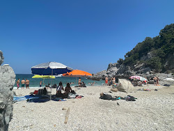 Foto von Labinou Beach und die siedlung