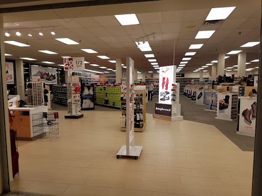 Shoe Store «Famous Footwear», reviews and photos, 2100 Snelling Ave N, Roseville, MN 55113, USA