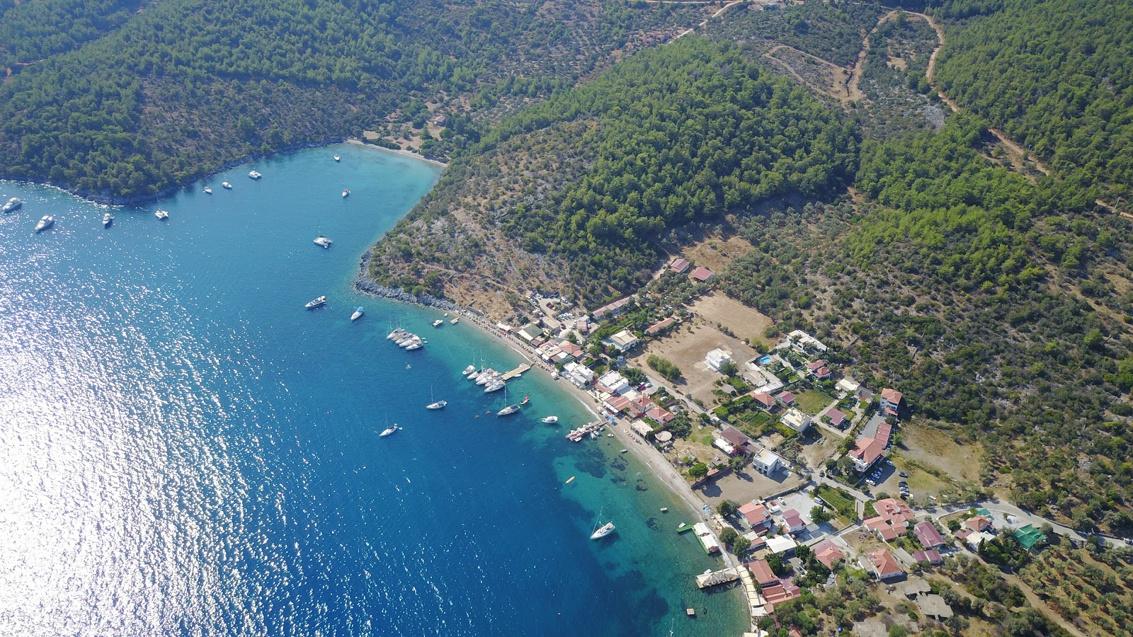 Cokertme beach'in fotoğrafı geniş ile birlikte