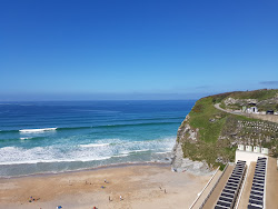 Photo de Plage de Tolcarne entouré de montagnes