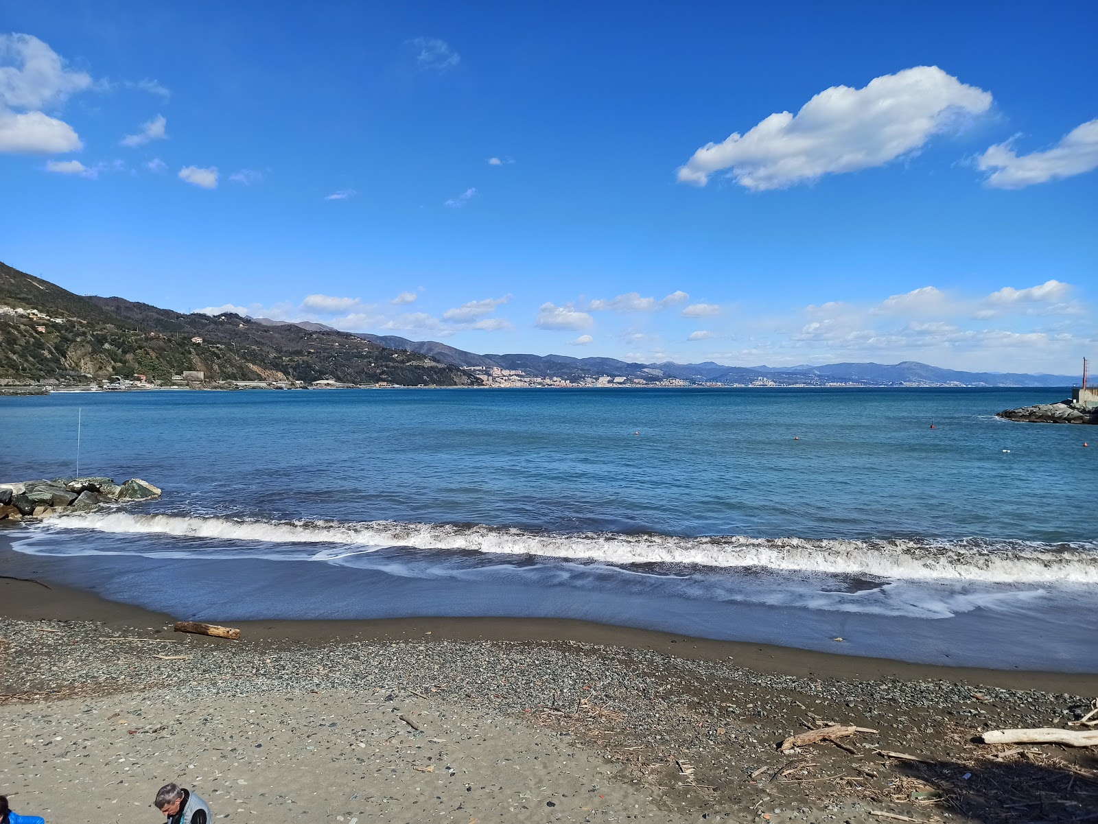 Valokuva Arenzano beach IIista. pinnalla musta hiekka ja kivi:n kanssa