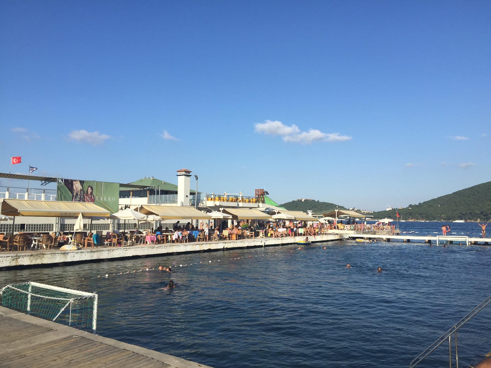 Foto von Burgazadasi Beach mit betonierte fläche Oberfläche
