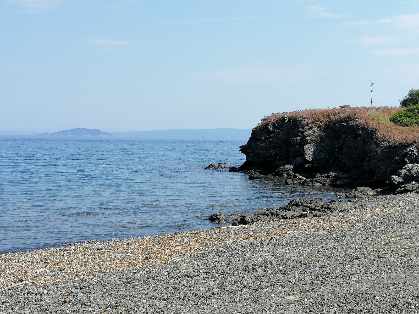 Foto di Agios Nikolaoh beach con parzialmente pulito livello di pulizia