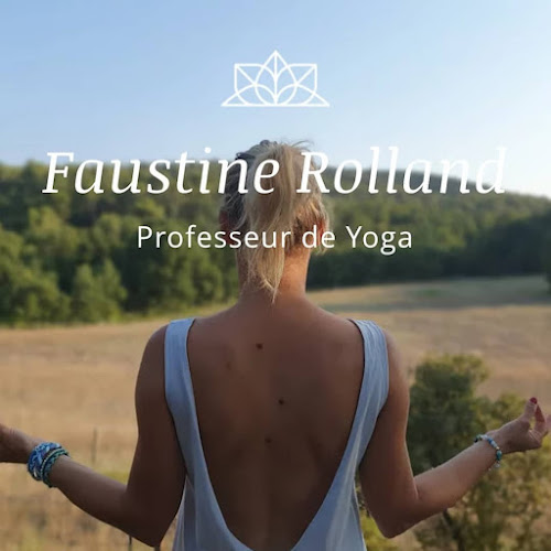 Professeur de Yoga Vinyasa I Faustine Rolland Yoga à Mirabeau
