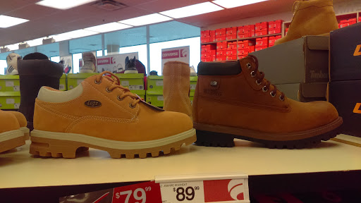 Shoe Store «Famous Footwear», reviews and photos, 3333 S 27th St, Milwaukee, WI 53215, USA