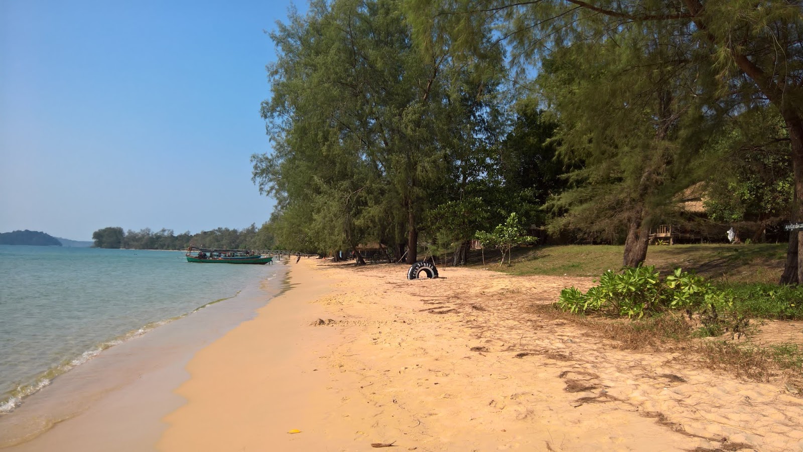 Φωτογραφία του Koh Takiev Beach με μακρά ευθεία ακτή