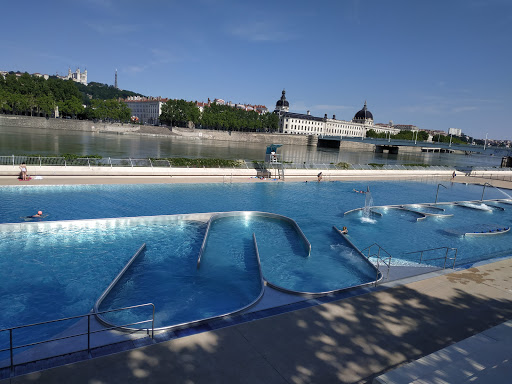 De grandes piscines dans Lyon