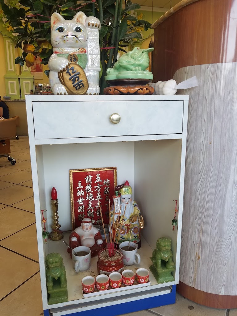 Tom's Nails & Spa 90201