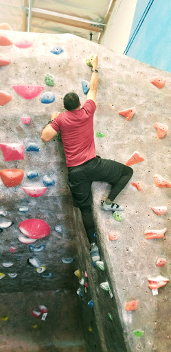 Rock Climbing Gym «Hangar 18 Indoor Climbing Gym - East Riverside», reviews and photos, 2111 Iowa Ave, Riverside, CA 92507, USA