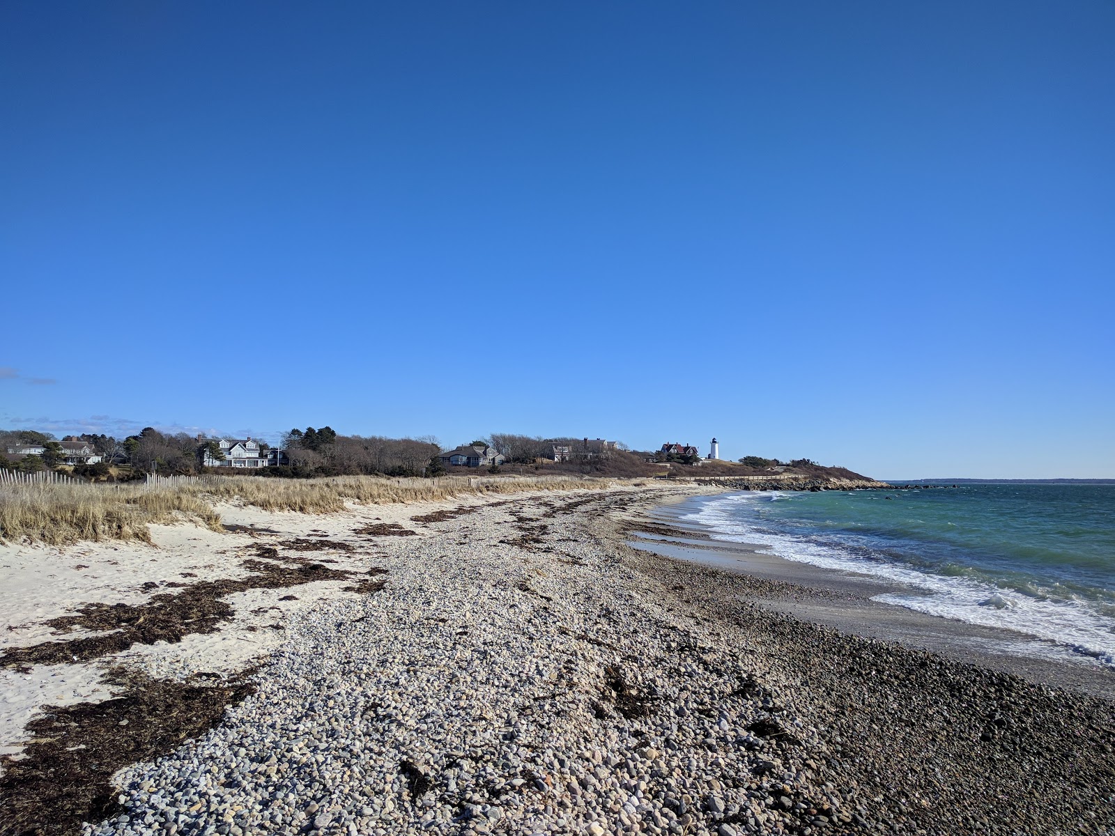 Foto de Nobska Beach com areia clara e seixos superfície