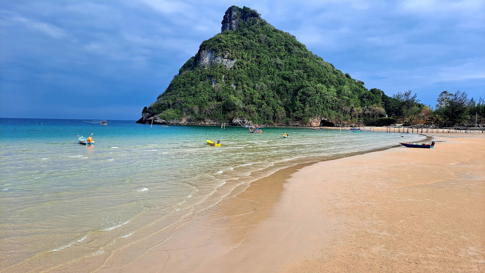 Foto di Tham Thong-Bang Boet Beach con una superficie del sabbia beige