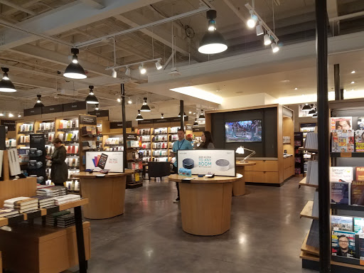 Book Store «Amazon Books», reviews and photos, 3441 N Southport Ave, Chicago, IL 60657, USA