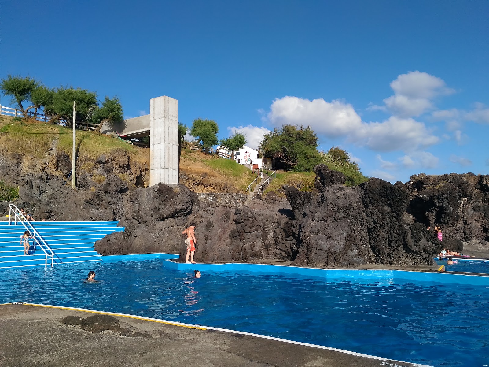 Foto de Piscinas naturais de Castelo Branco rodeado por montanhas