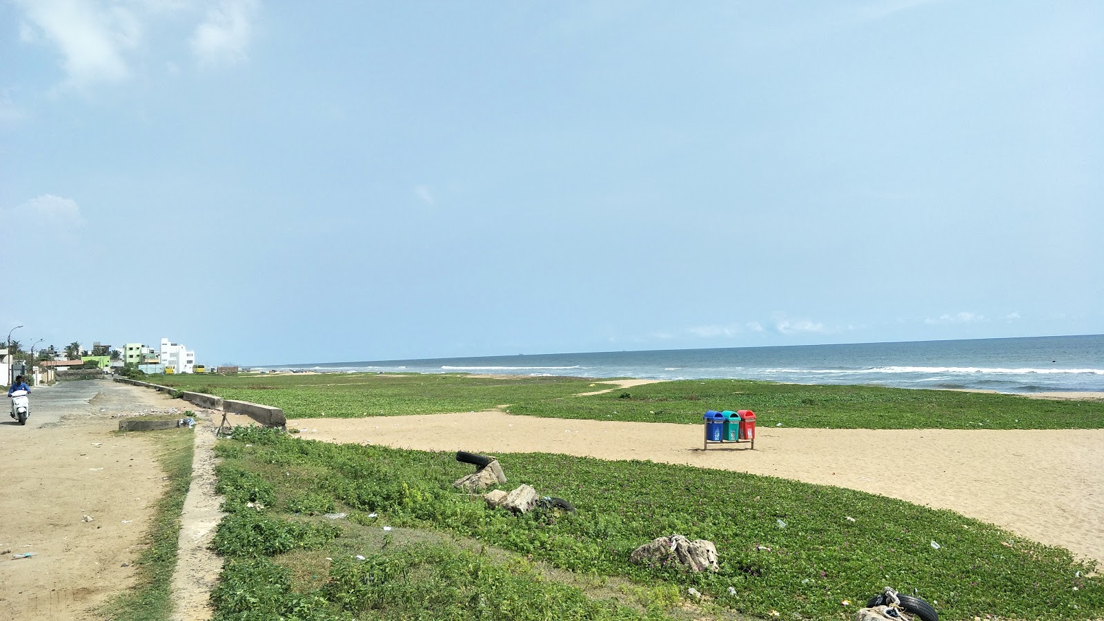 Foto van Neelangarai Beach met gemiddeld niveau van netheid