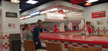 Atmosphère du Restaurant de hamburgers Five Guys Lille Béthune - n°16
