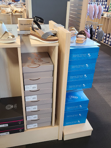 Shoe Store «DSW Designer Shoe Warehouse», reviews and photos, 15301 Ventura Blvd, Sherman Oaks, CA 91403, USA