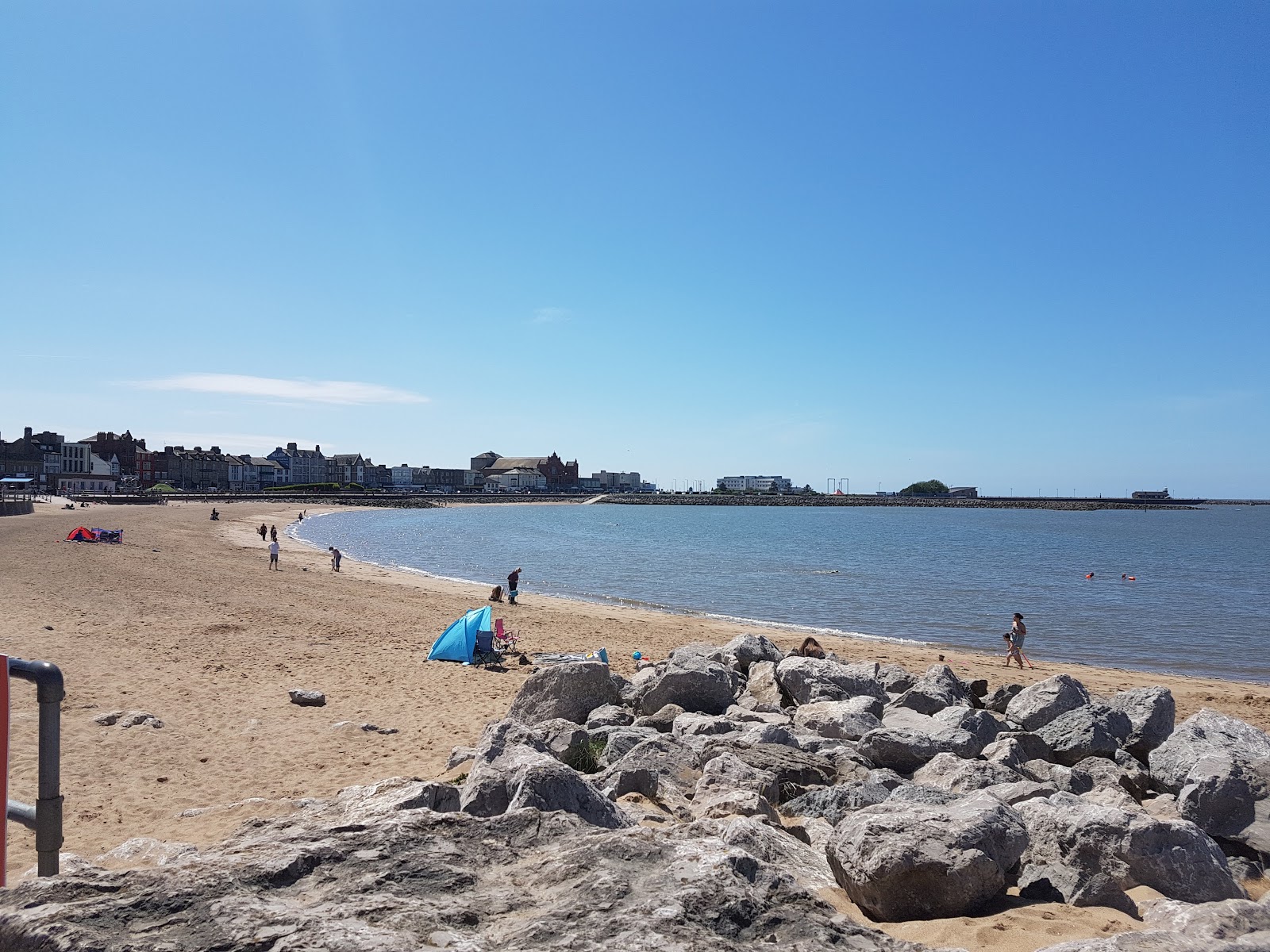 Foto van Morecambestrand met helder zand oppervlakte