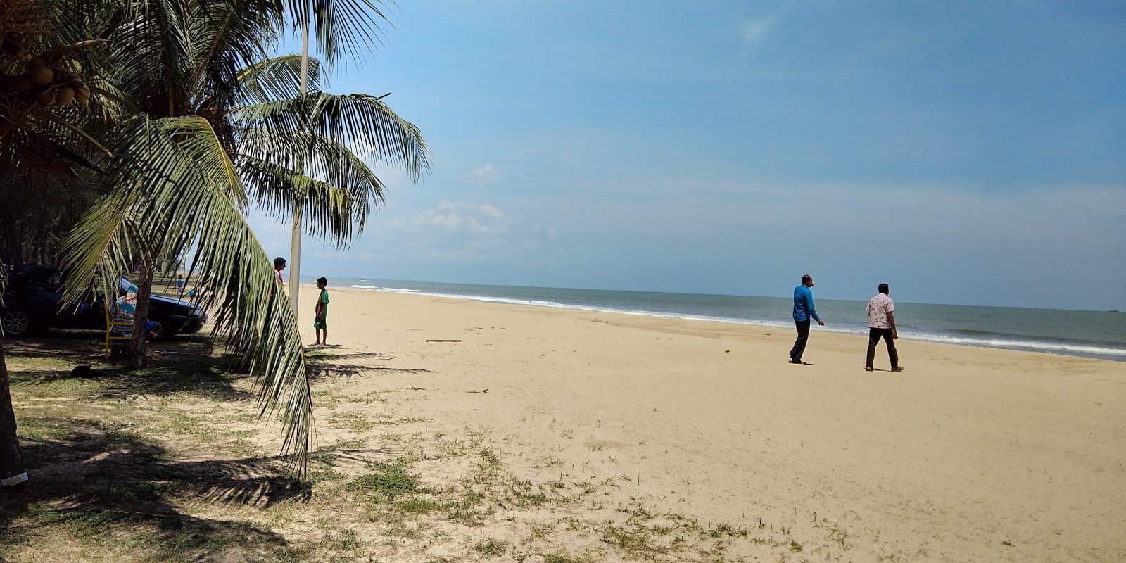 Foto av Hiburan Beach med lång rak strand