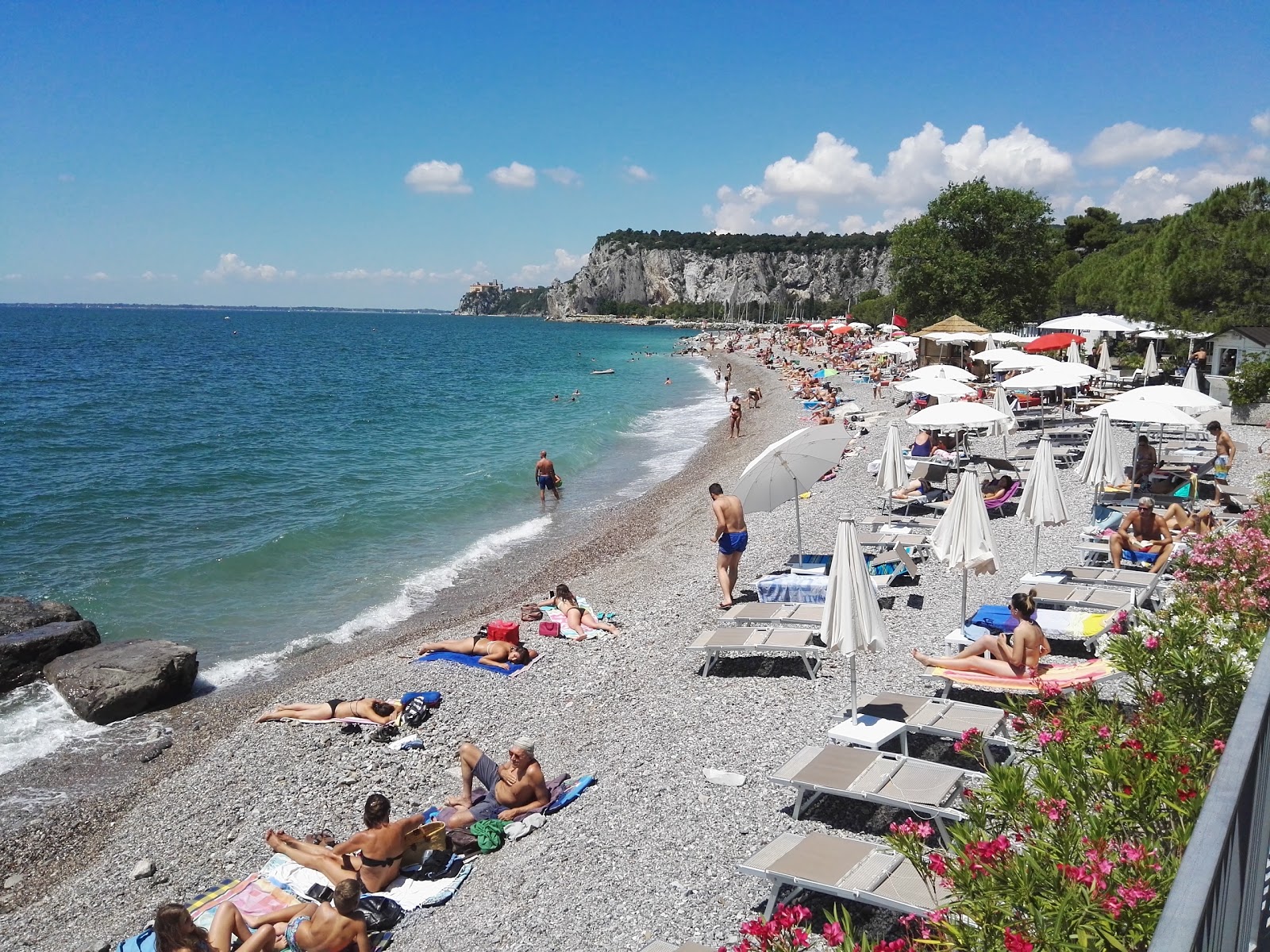 Sistiana Plajı'in fotoğrafı gri çakıl taşı yüzey ile