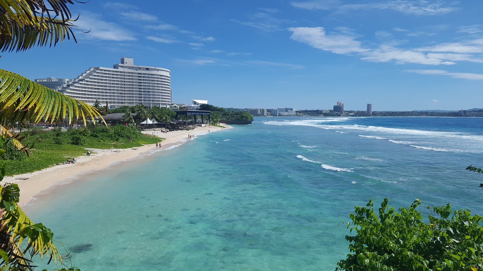 Foto de Gun Beach e sua bela paisagem